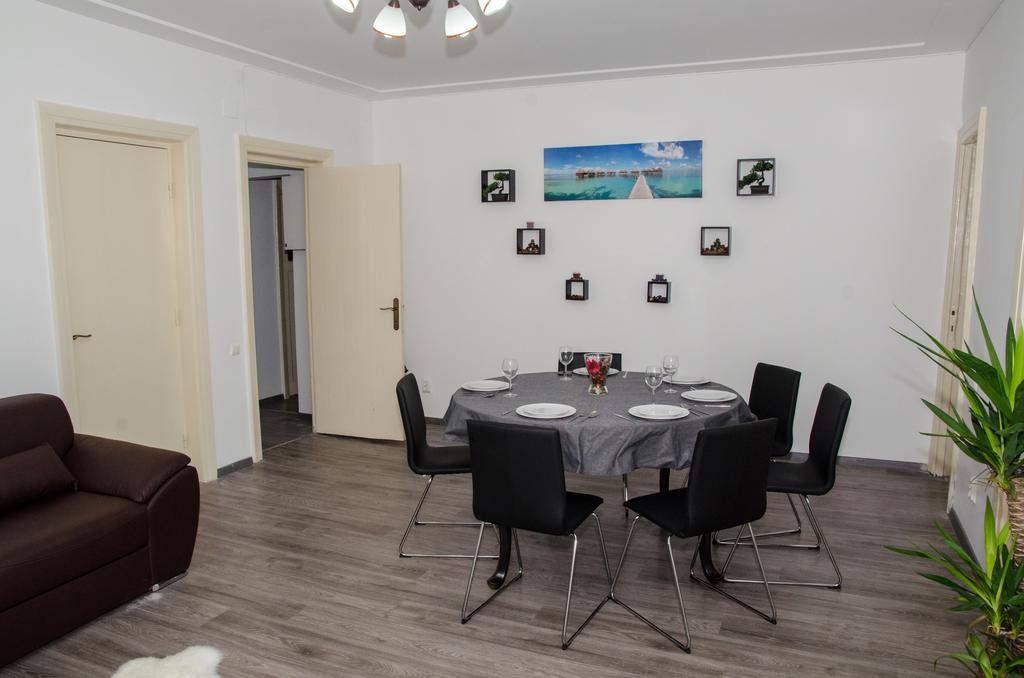 Four Rooms Apartment Central București